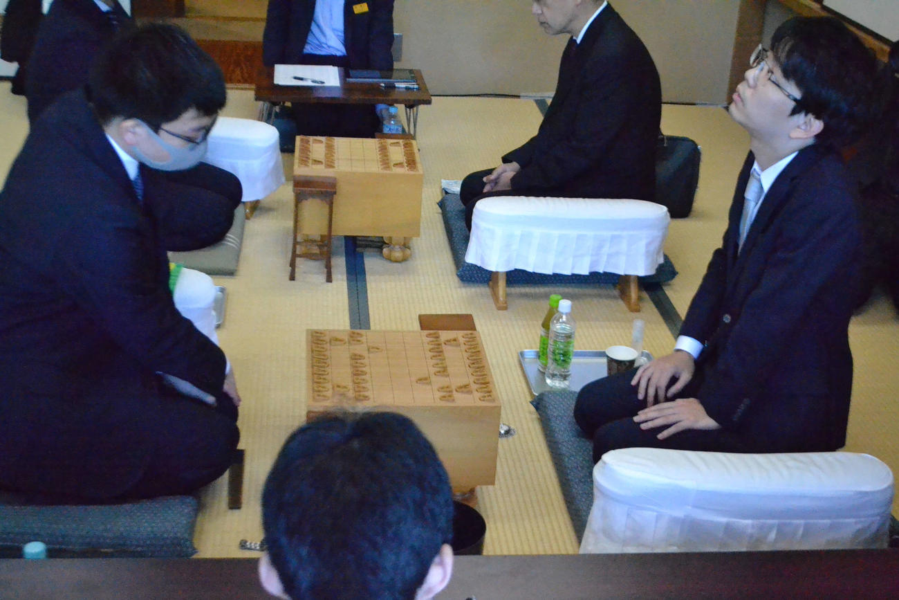 永瀬拓矢九段（左）は王座を失った直後の対局としてA級順位戦4回戦で豊島将之九段（右）と対戦