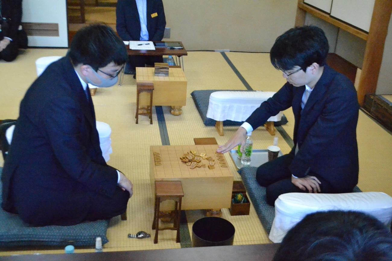 永瀬拓矢九段（左）は王座を失った直後の対局としてA級順位戦4回戦で豊島将之九段（右）と対戦