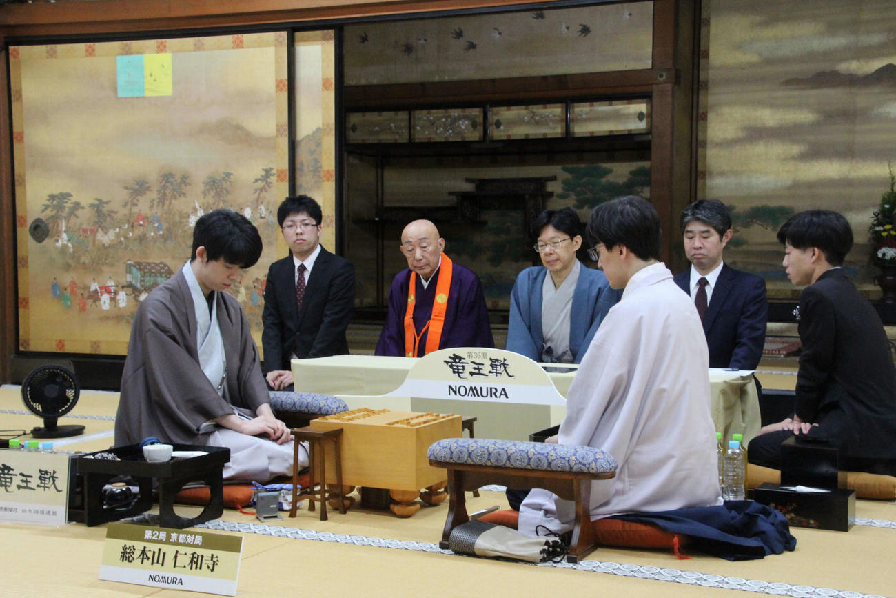 竜王戦7番勝負第2局2日目に臨んだ藤井聡太8冠（左）、伊藤匠七段（日本将棋連盟提供）