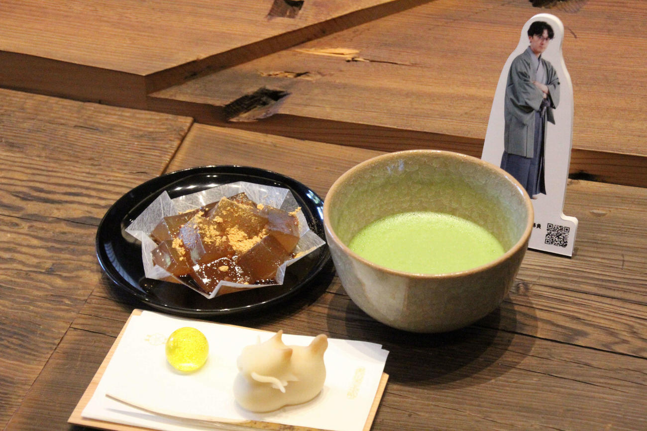 伊藤匠七段が午前のおやつに注文した「白龍と本蕨餅」（日本将棋連盟提供）