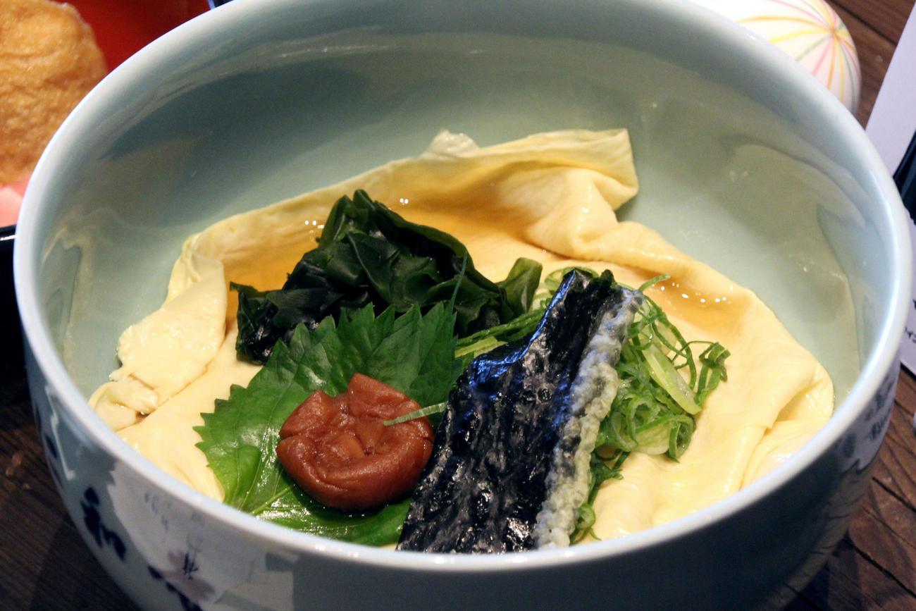 藤井聡太竜王、伊藤匠七段が勝負メシの注文した「湯葉うどん」（日本将棋連盟提供）