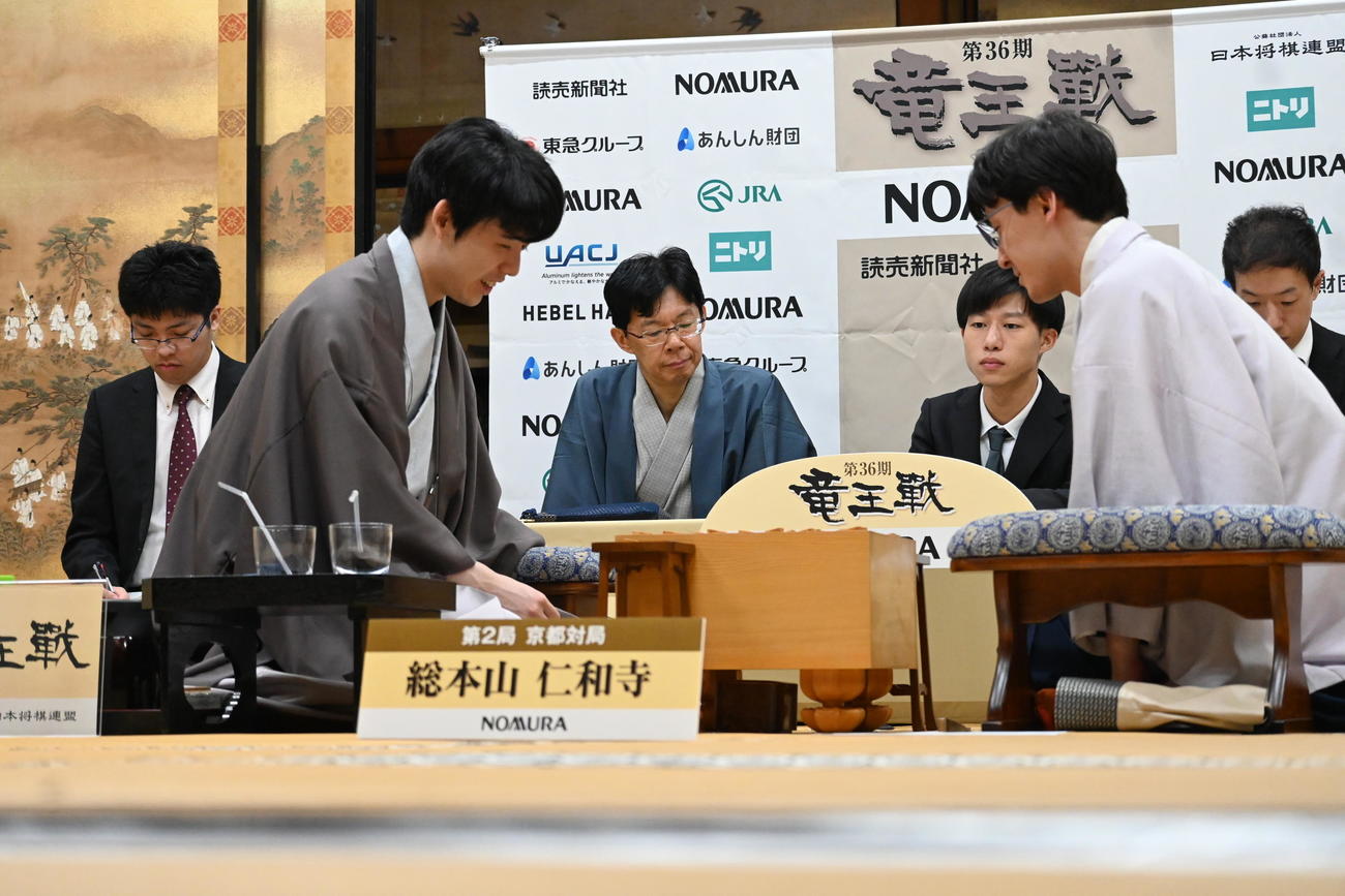 竜王戦7番勝負第2局の終局後、感想戦を行う藤井聡太竜王（左）、伊藤匠七段（撮影・松浦隆司）