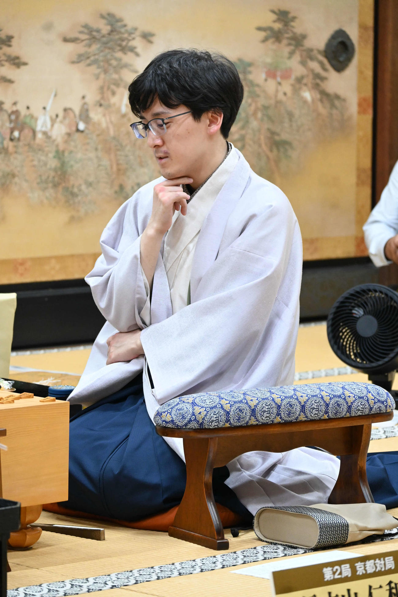 竜王戦7番勝負第2局の終局後、感想戦を行う伊藤匠七段（撮影・松浦隆司）
