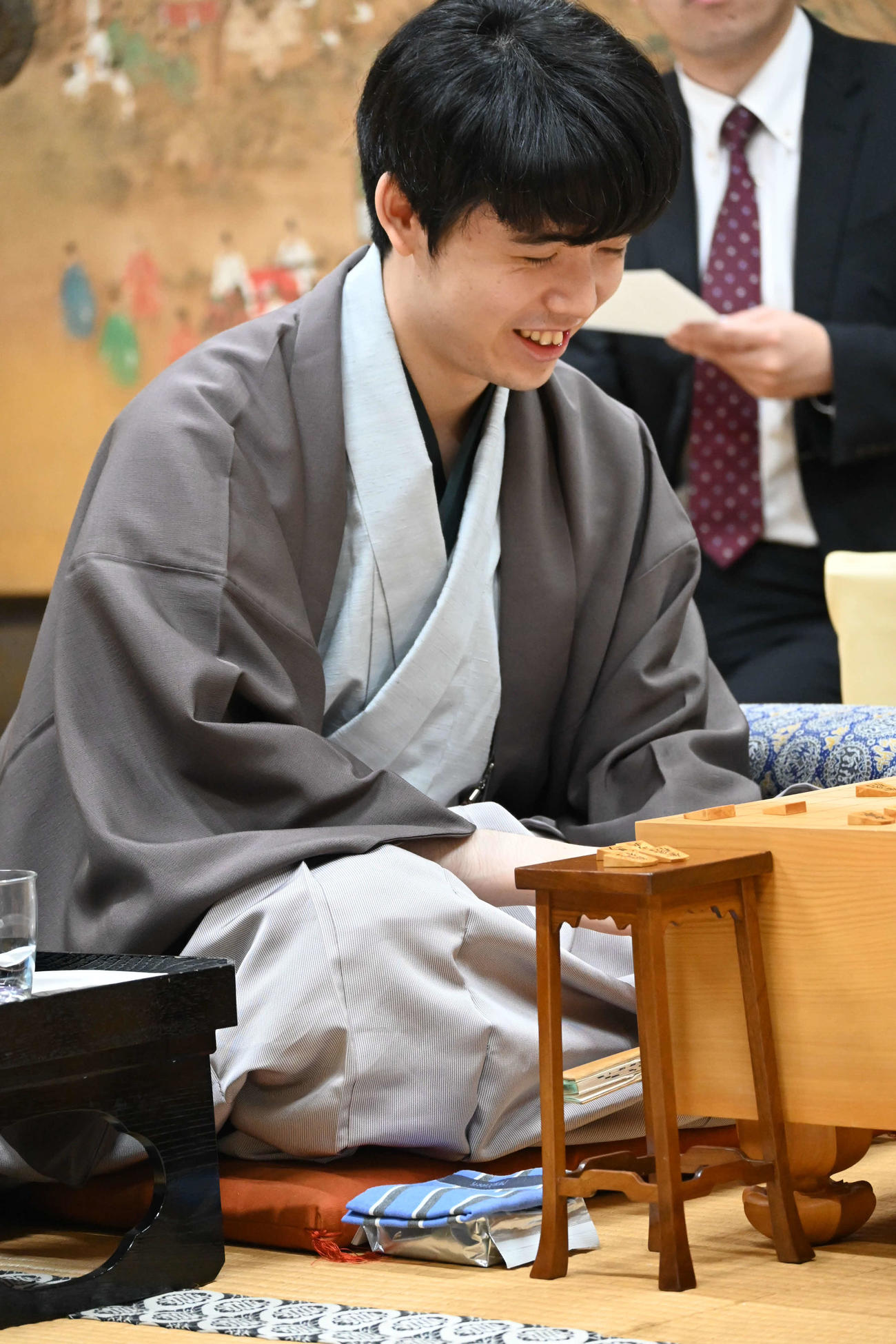 竜王戦7番勝負第2局の終局後、感想戦を行う藤井聡太竜王（撮影・松浦隆司）