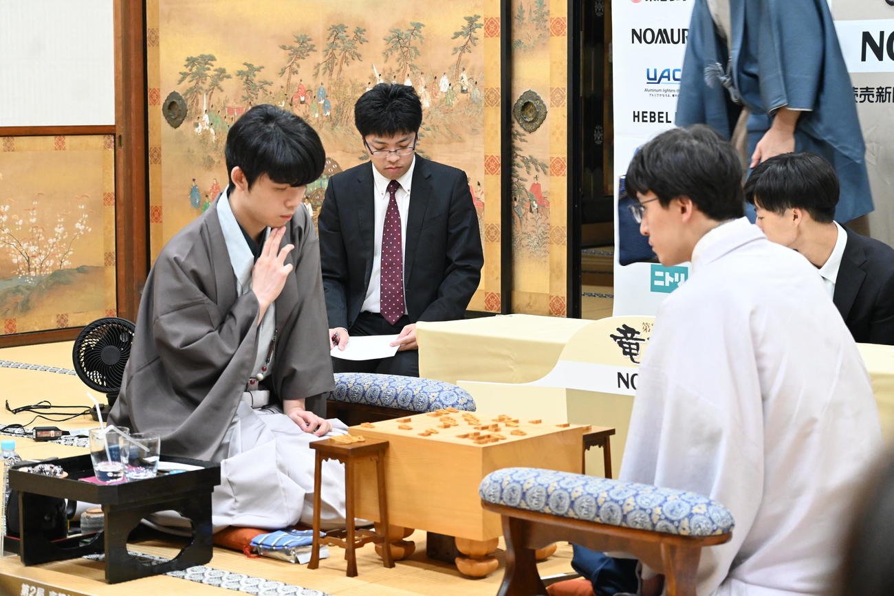竜王戦7番勝負第2局の終局後、感想戦を行う藤井聡太竜王（左）、伊藤匠七段（撮影・松浦隆司）