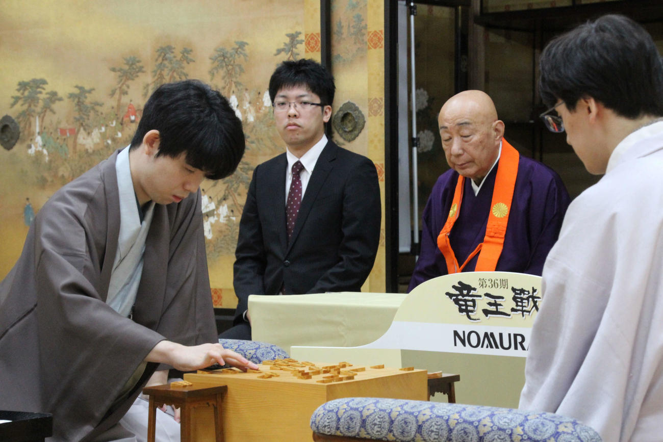 竜王戦7番勝負第2局2日目に臨んだ藤井聡太8冠（日本将棋連盟提供）