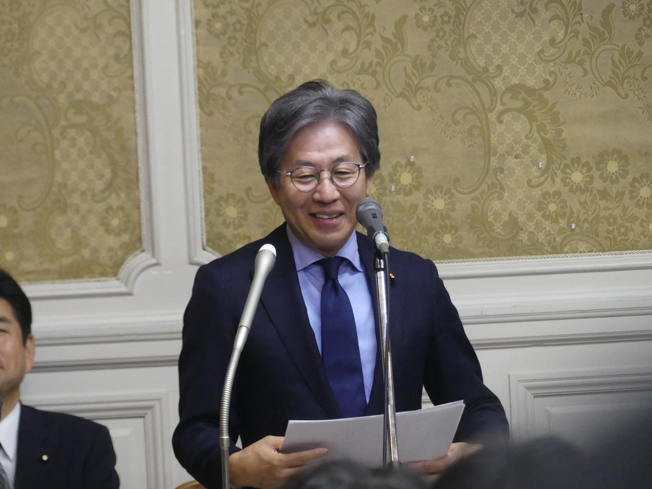 臨時国会召集日の党代議士会であいさつする立憲民主党の安住淳国対委員長（撮影・中山知子）