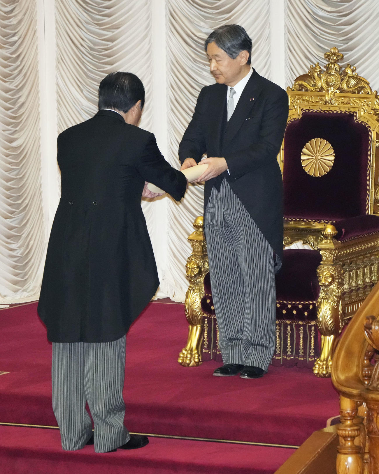 第212臨時国会の開会式で、額賀衆院議長から式辞を受け取られる天皇陛下＝20日午後、参院本会議場（共同）