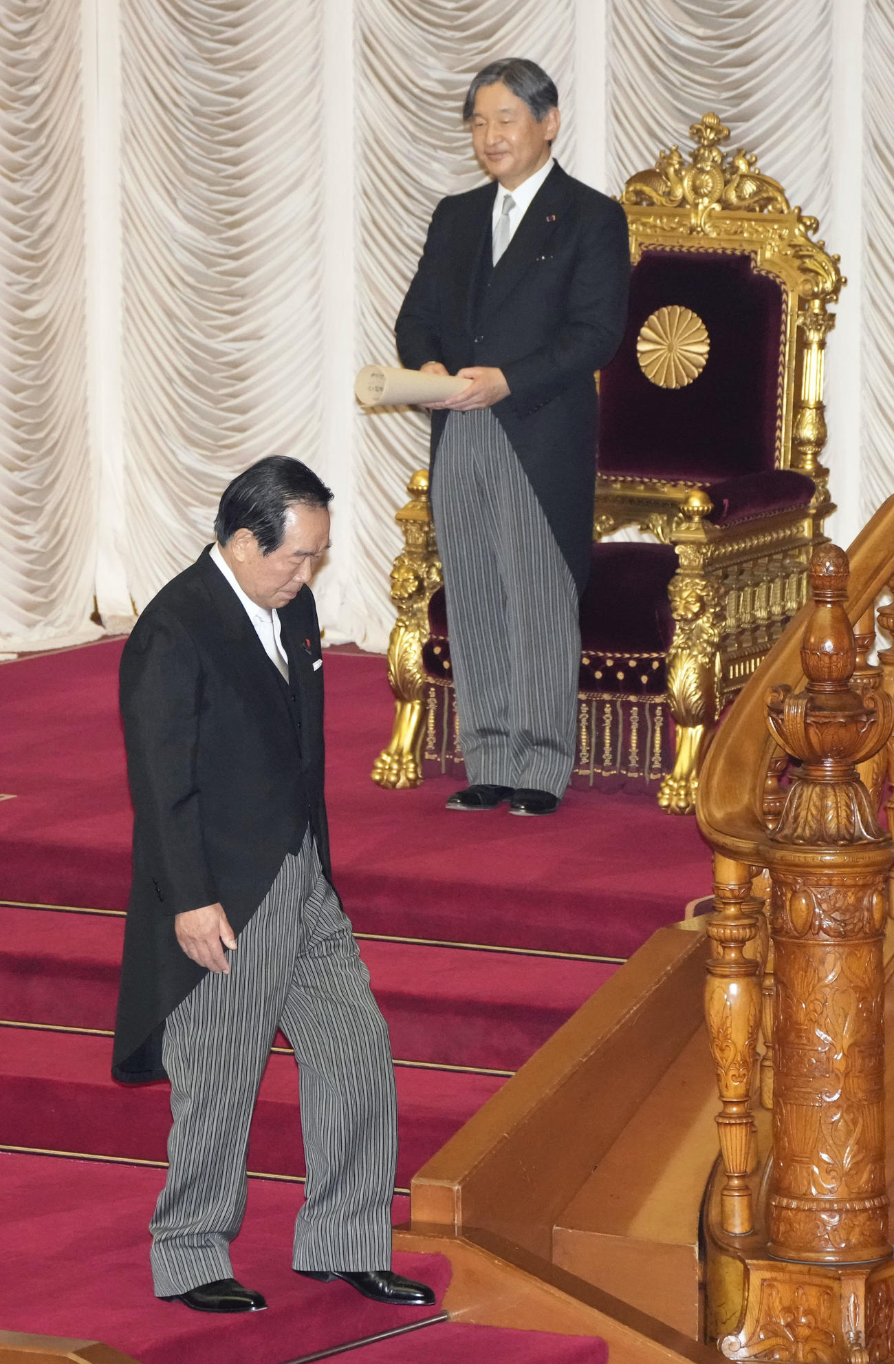 第212臨時国会の開会式で、天皇陛下に式辞を手渡した額賀衆院議長（共同）