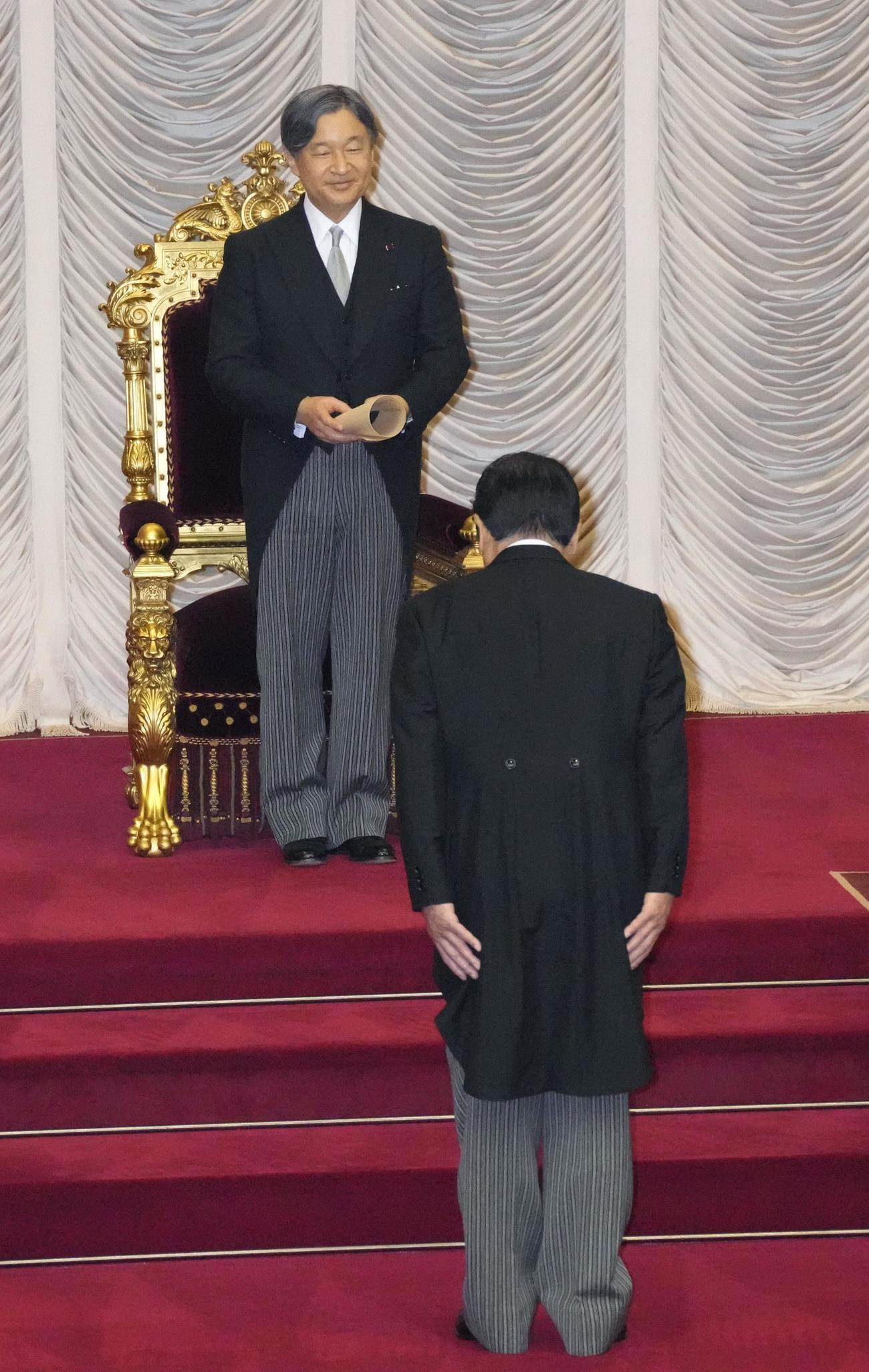 第212臨時国会の開会式で式辞を天皇陛下に手渡し、一礼する額賀衆院議長（共同）