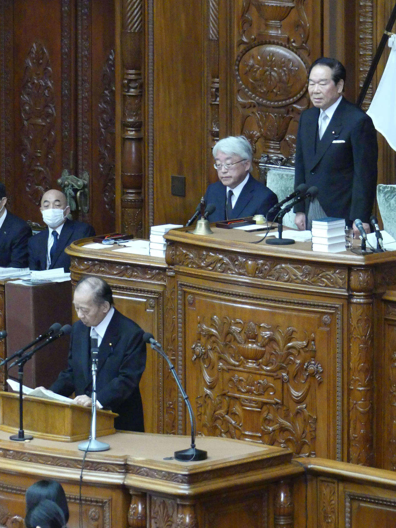 自民党の二階俊博元幹事長の就任祝いのあいさつを聞く額賀福志郎衆院議長（撮影・中山知子）