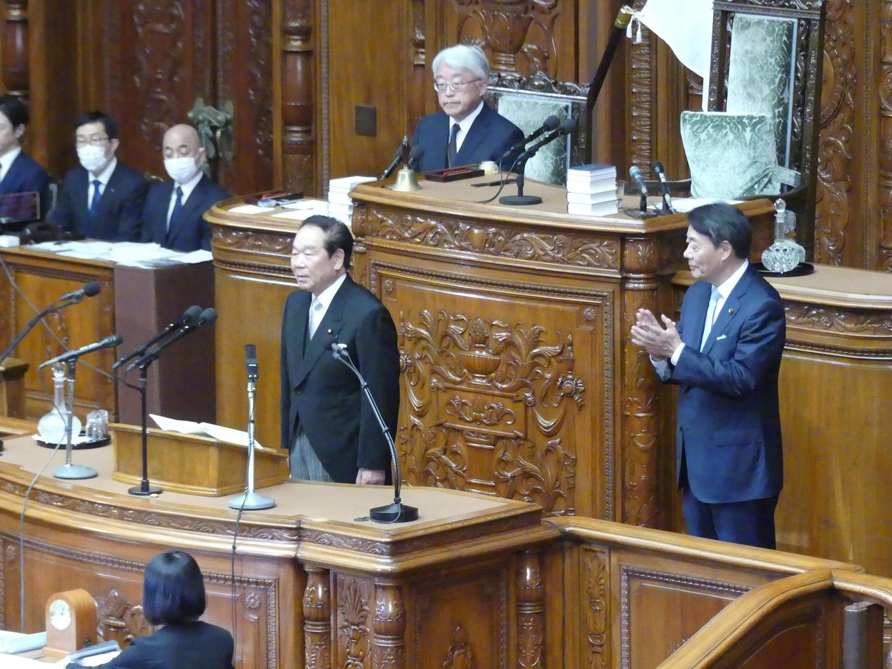 衆院議長に選出され、海江田万里副議長（右）から紹介される額賀福志郎衆院議長（撮影・中山知子）