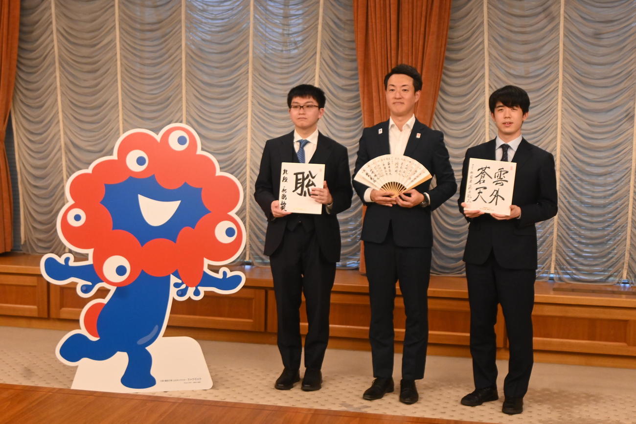 大阪市の横山英幸市長（中央）を表敬訪問した藤井聡太8冠（右）永瀬拓矢九段、大阪・関西万博の公式キャラクター「ミャクミャク」（撮影・松浦隆司）