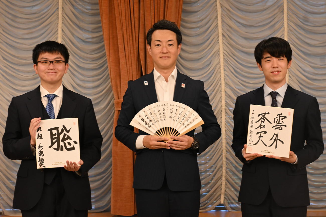 大阪市の横山英幸市長（中央）を表敬訪問した藤井聡太8冠（右）永瀬拓矢九段（撮影・松浦隆司）