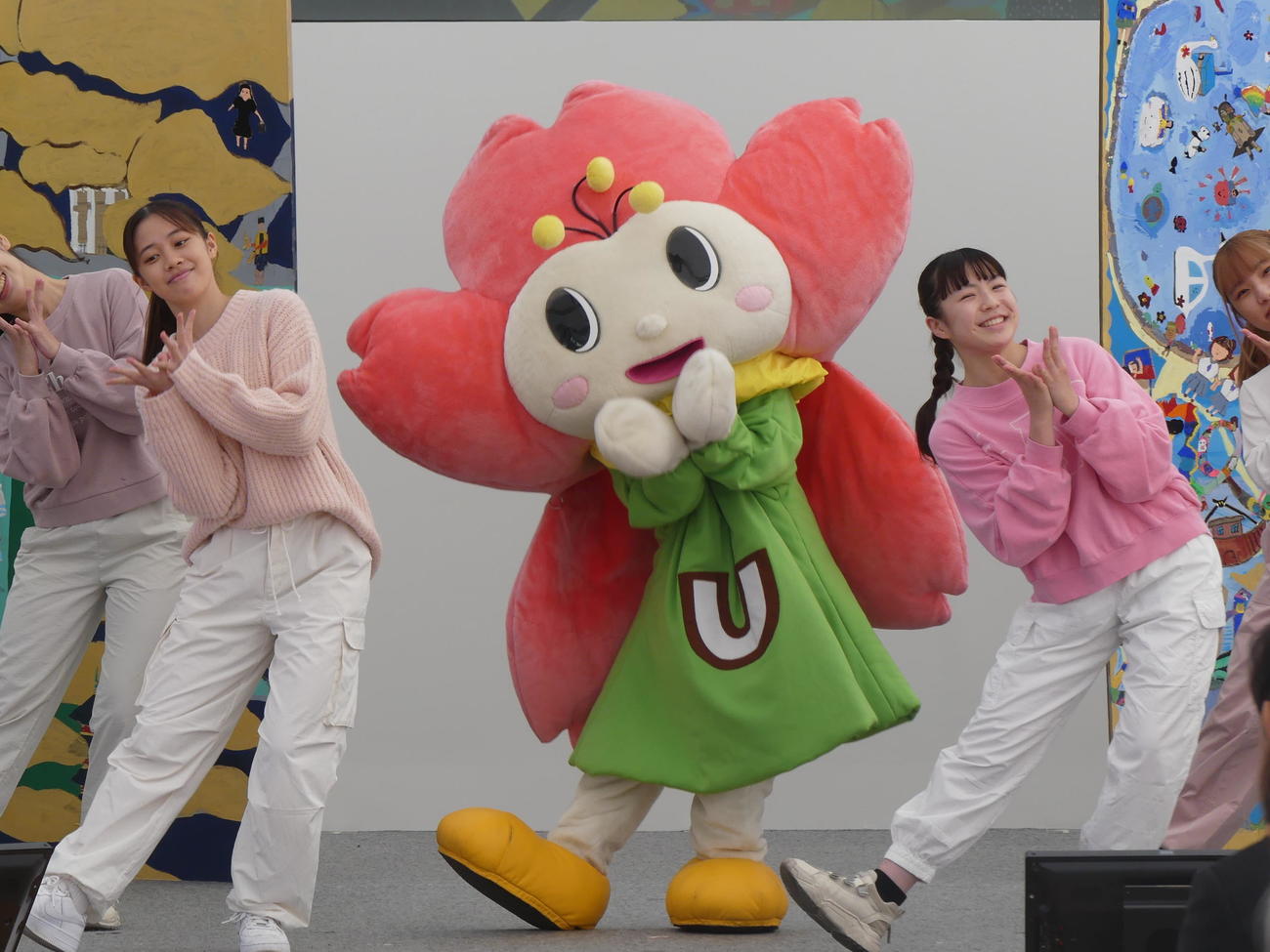 都立総合芸術高校の生徒たちと「うえのんダンス」を踊る上野恩賜公園公式キャラクター、うえのん（撮影・中山知子）