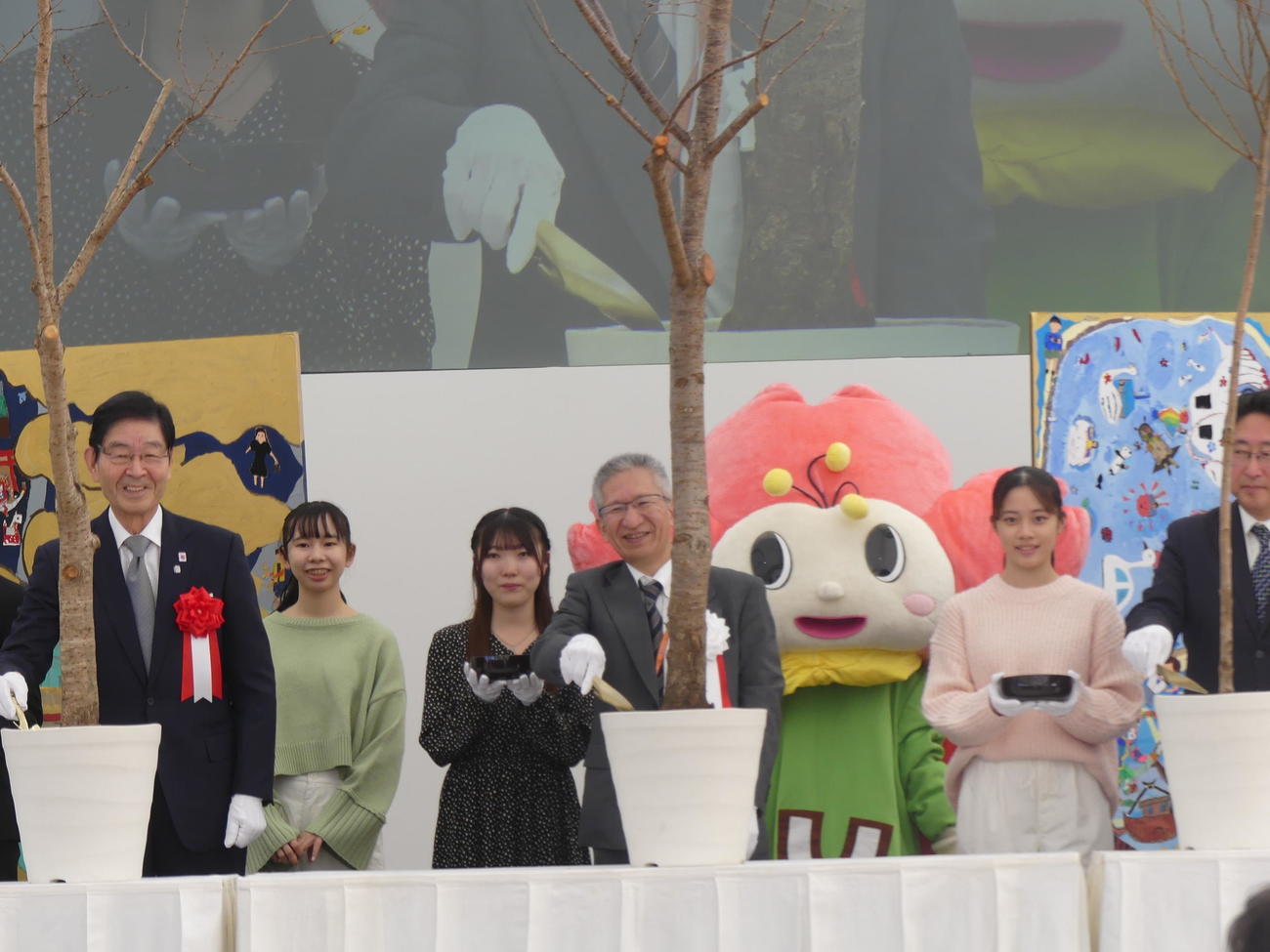 上野恩賜公園開園150年記念式典で、中村倫治副知事（写真中央）らによる記念の植樹が行われた（撮影・中山知子）