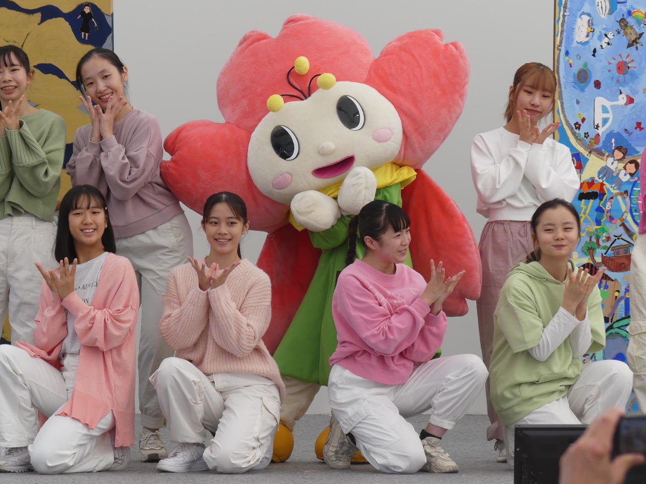 都立総合芸術高校の生徒たちとダンスを踊る上野恩賜公園公式キャラクター、うえのん（撮影・中山知子）