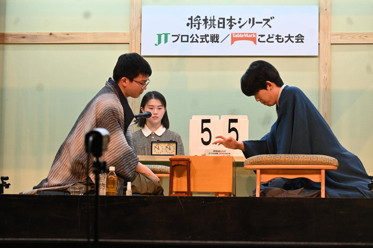 JT杯準決勝に臨んだる永瀬拓矢九段（左）藤井聡太8冠（撮影・松浦隆司）