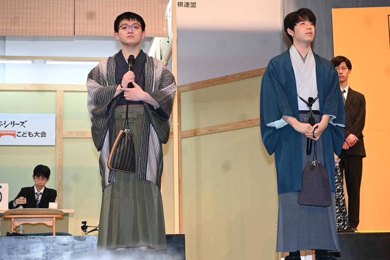 JT杯準決勝前に意気込みを語る永瀬拓矢九段（左）藤井聡太8冠（撮影・松浦隆司）