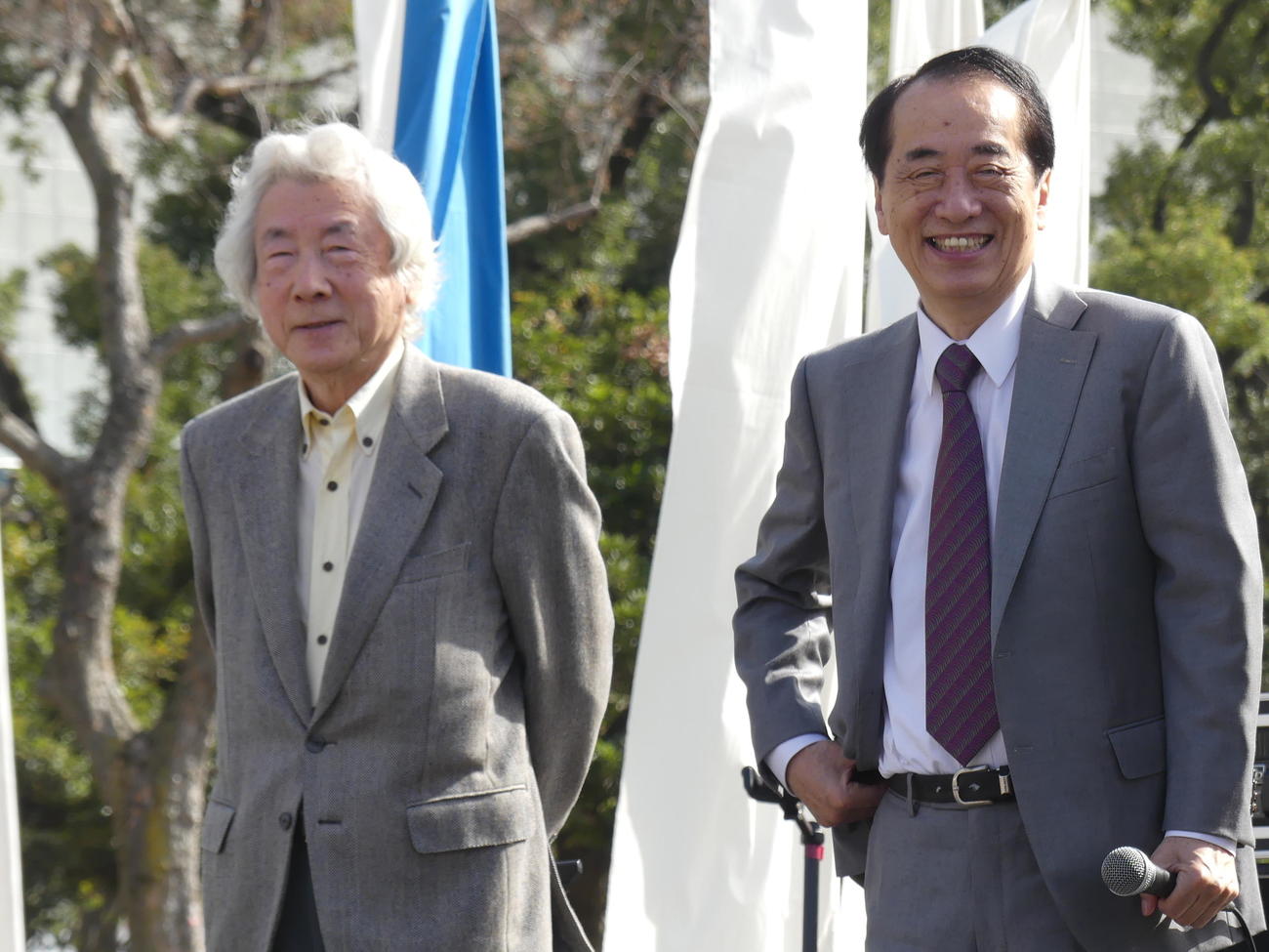 小泉純一郎元首相（左）と菅直人元首相（2023年3月11日撮影）

