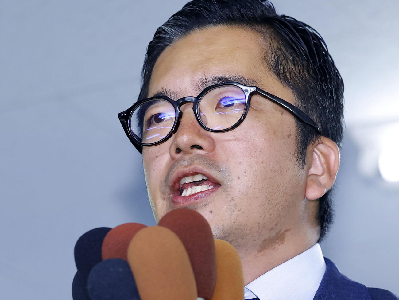 衆院長崎4区補欠選挙で初当選を決め、支持者らにあいさつする金子容三氏（共同）