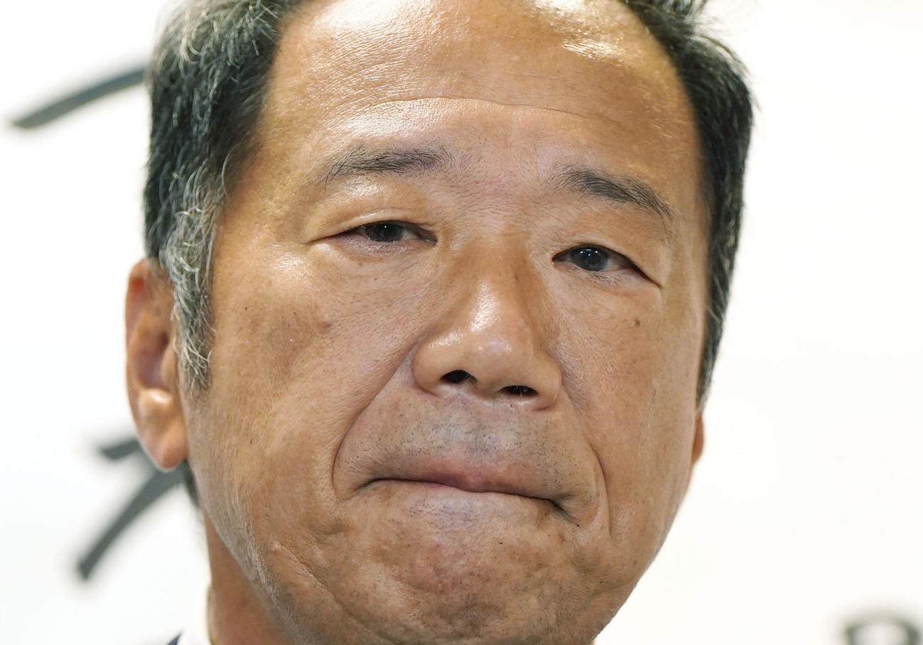 衆院長崎4区補欠選挙で落選が決まり、厳しい表情を見せる末次精一氏（共同）