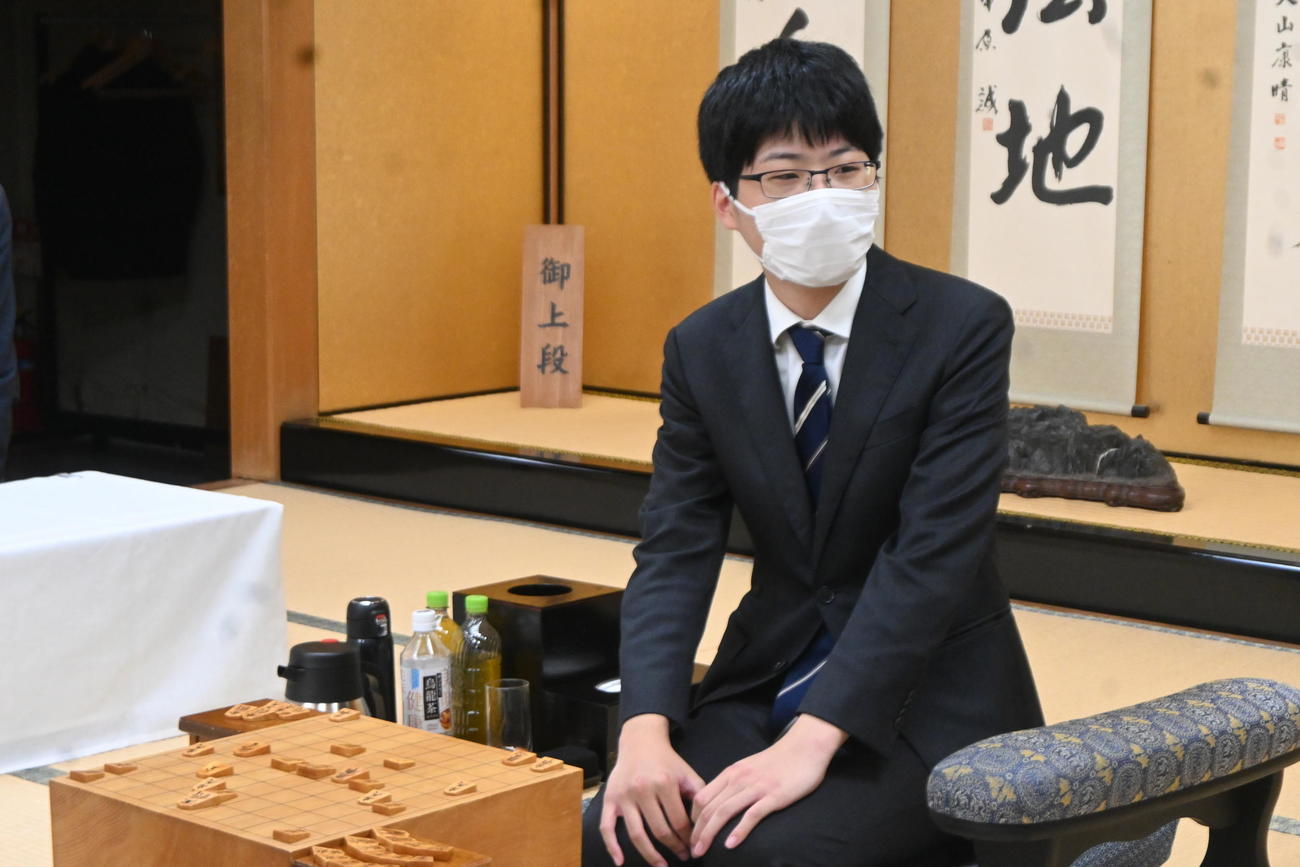 第54期新人王戦決勝3番勝負第2局を勝利し、インタビューに応じる藤本渚四段（撮影・松浦隆司）