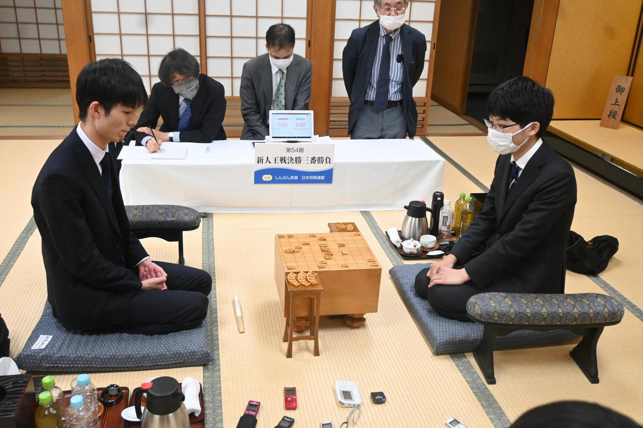 第54期新人王戦決勝3番勝負第2局に臨んだ上野裕寿四段（左）と藤本渚四段（撮影・松浦隆司）