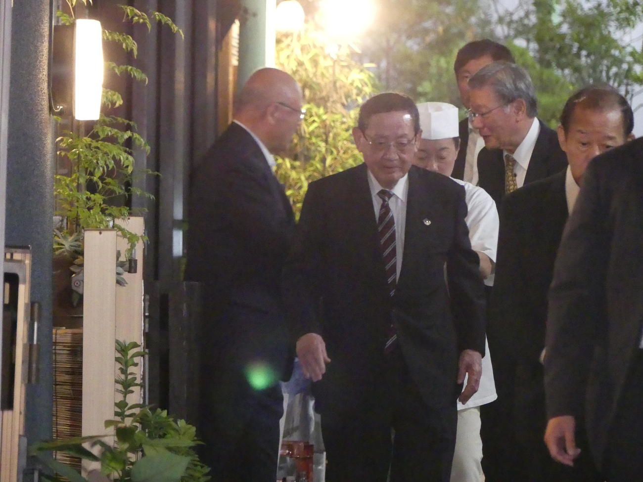 小泉政権時代の「同窓会」を終えて店を出る山崎拓・元自民党副総裁。右は二階俊博元幹事長（撮影・中山知子）
