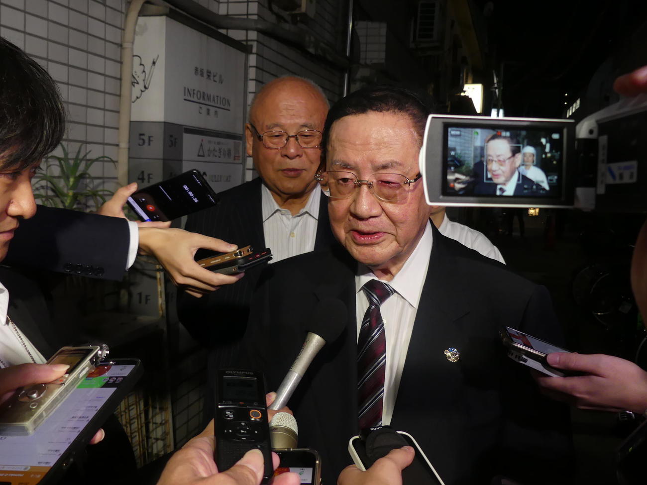 小泉政権時代の「同窓会」後、報道陣の取材に応じる山崎拓・元自民党副総裁。左後ろは武部勤元幹事長（撮影・中山知子）
