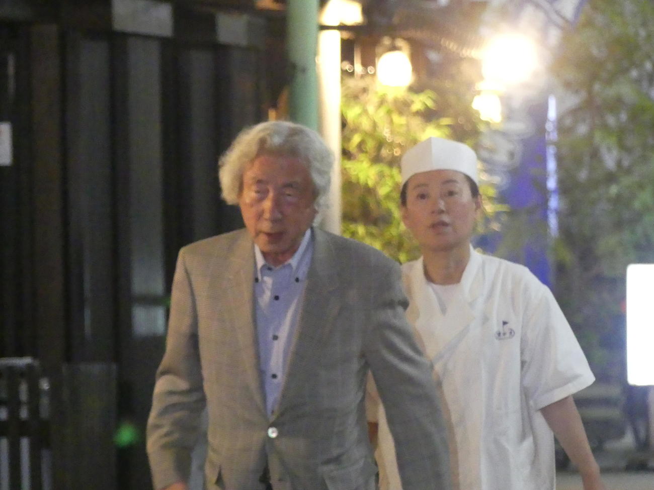 小泉政権時代の「同窓会」を終え、店の関係者に見送られる小泉純一郎元首相長（撮影・中山知子）