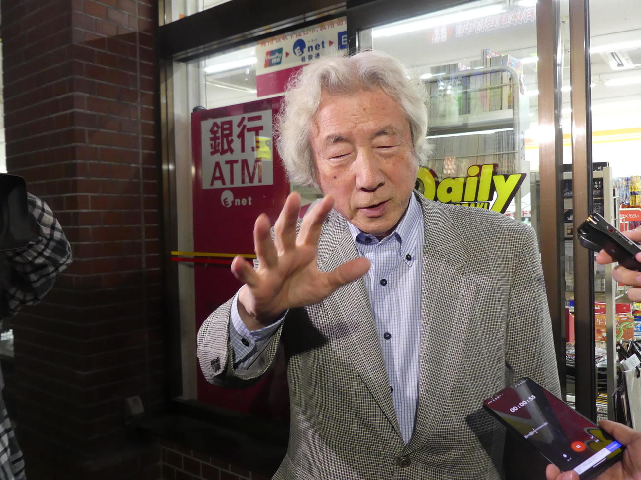 山崎拓氏らとの「同窓会」後、報道陣の取材に答える小泉純一郎元首相（撮影・中山知子）