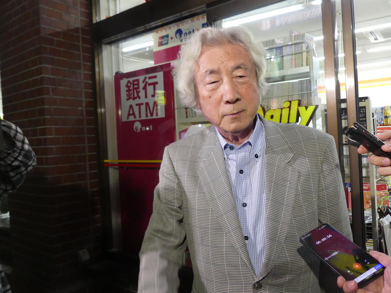 小泉政権時代の「同窓会」後、報道陣の取材を受ける小泉純一郎元首相（撮影・中山知子）