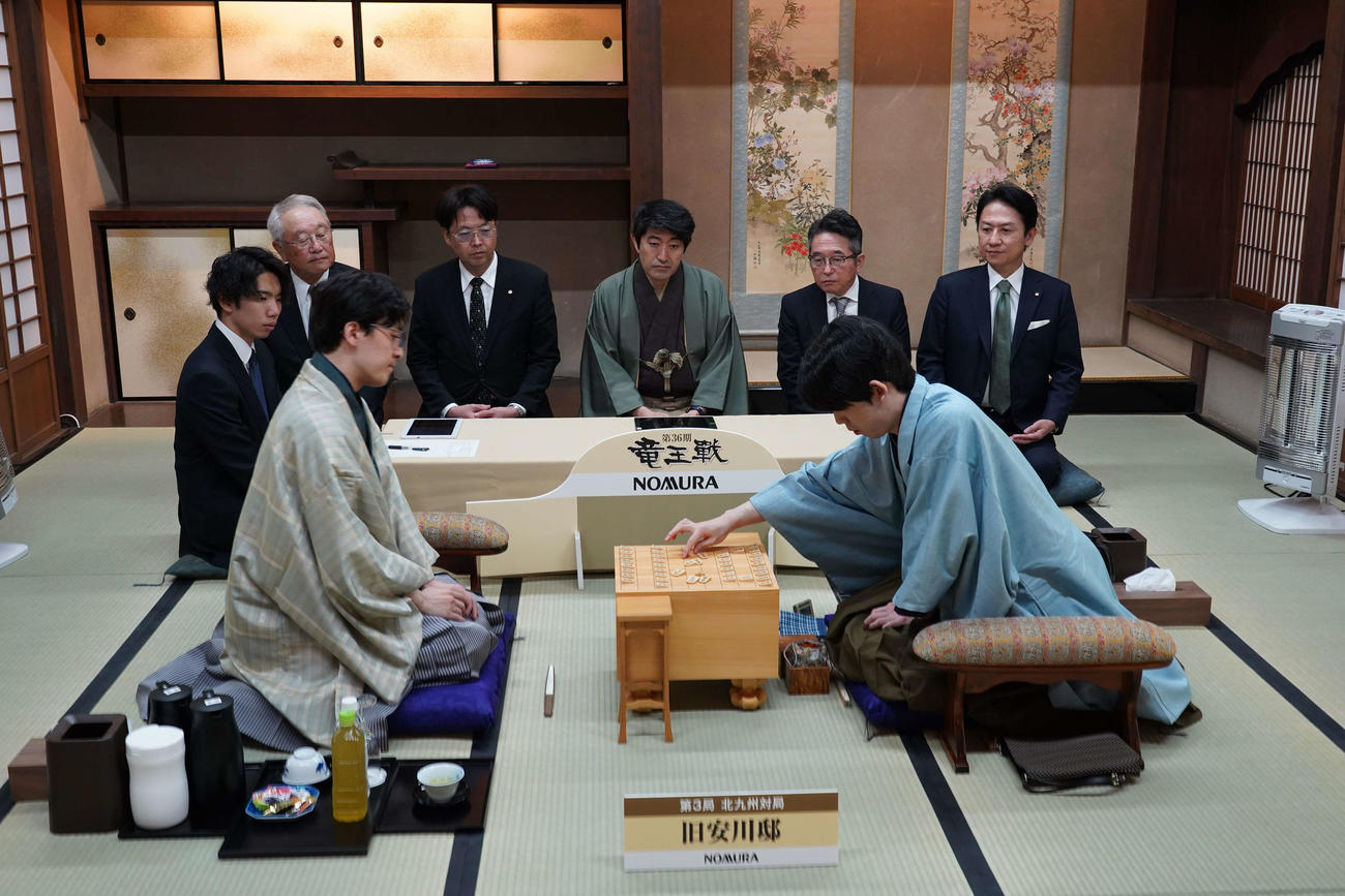 竜王戦7番勝負第3局に臨んだ藤井聡太竜王（右）伊藤匠七段（日本将棋連盟提供）