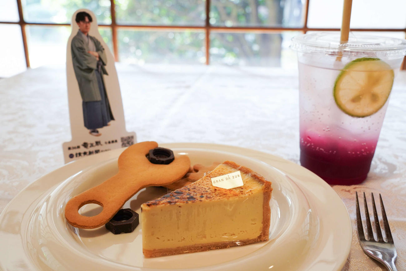 伊藤匠七段が午前のおやつに注文した「ネジメカ＆コク旨チーズセット」「北九州産の赤紫蘇ジュース」（日本将棋連盟提供）