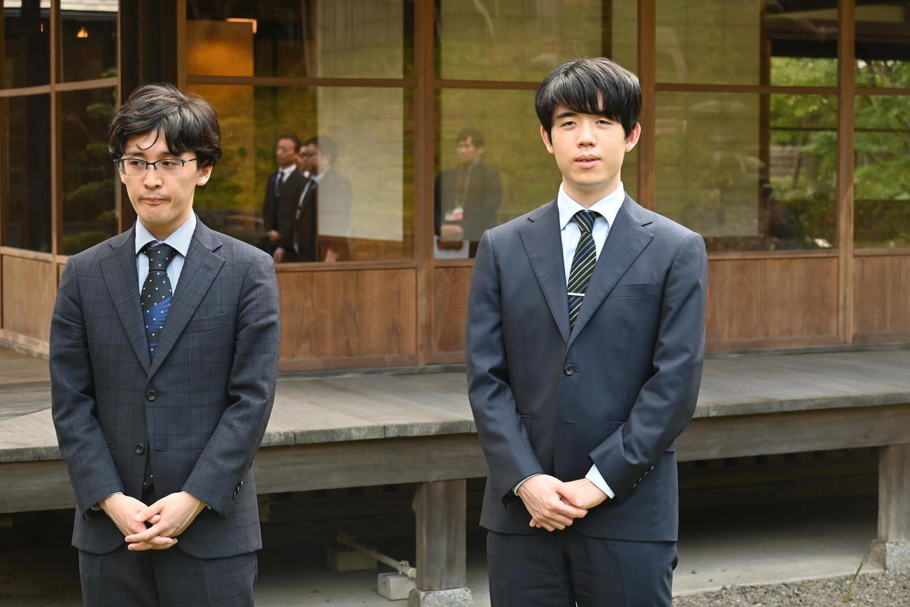 24日、対局会場となる北九州市「旧安川邸」で前日検分した藤井聡太竜王（右）、伊藤匠七段（撮影・松浦隆司）