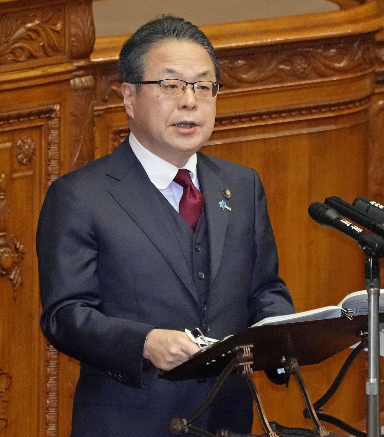 参院本会議で代表質問する自民党の世耕参院幹事長（共同）