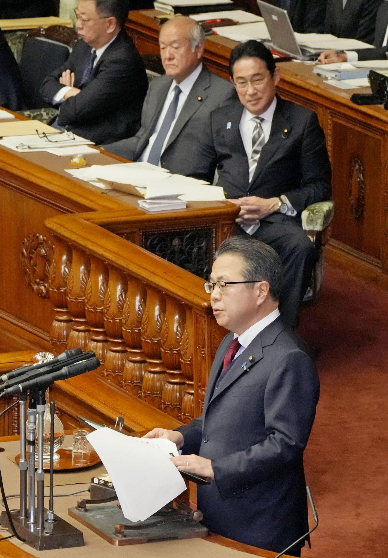参院本会議で代表質問する自民党の世耕参院幹事長。上右は岸田首相（共同）