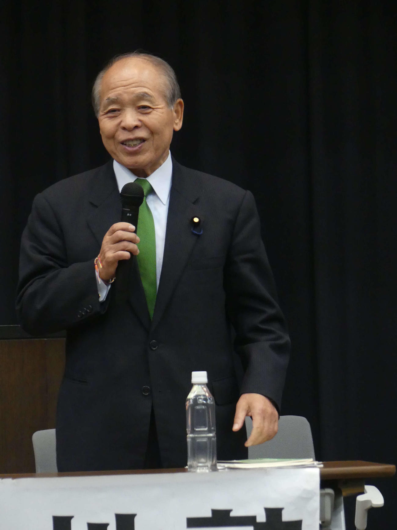 国会内で開いた会合で、日本維新の会の離党の経緯についてあらためて説明する鈴木宗男参院議員（撮影・中山知子）