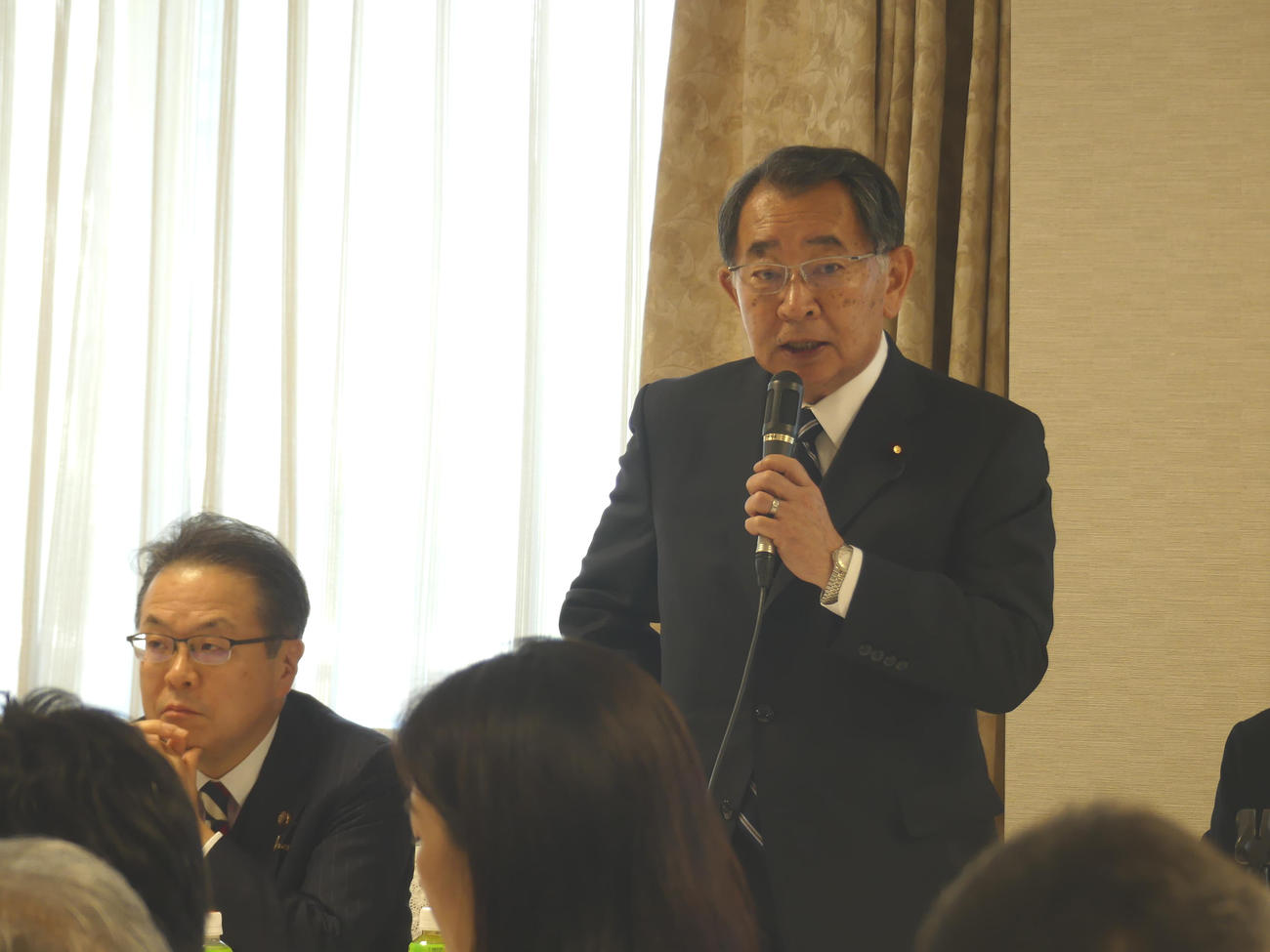 安倍派総会であいさつする塩谷立座長。左は世耕弘成参院幹事長（撮影・中山知子）