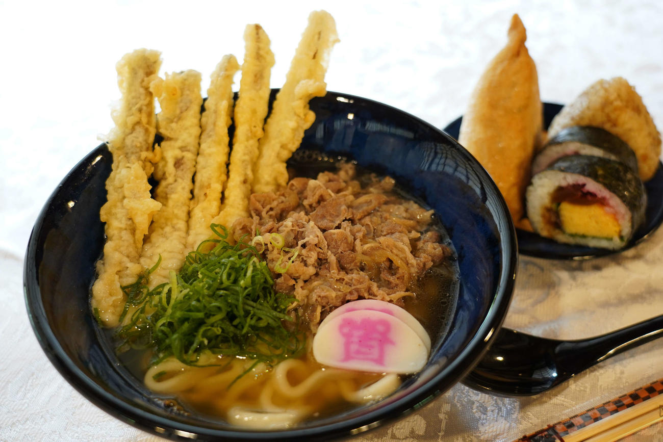 藤井聡太竜王の勝負めし「肉ごぼ天うどん」（日本将棋連盟提供）
