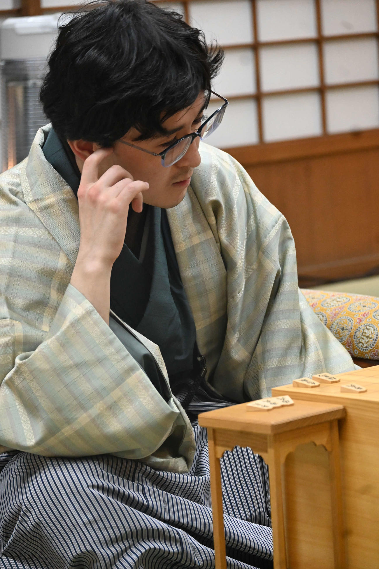 竜王戦7番勝負第3局の終局後、感想戦を行う伊藤匠七段（撮影・松浦隆司）