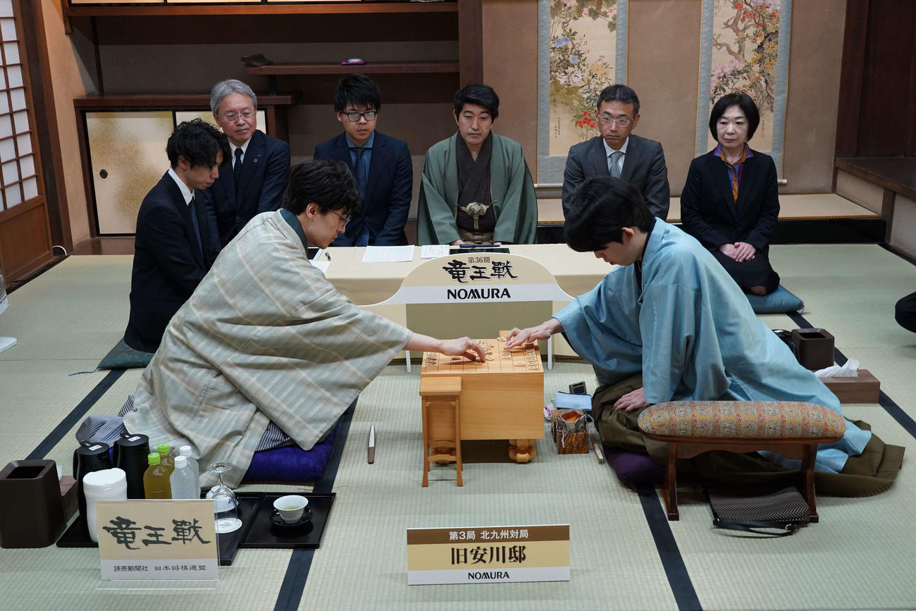 竜王戦7番勝負第3局2日目に臨んだ藤井聡太竜王（右）伊藤匠七段（日本将棋連盟提供）