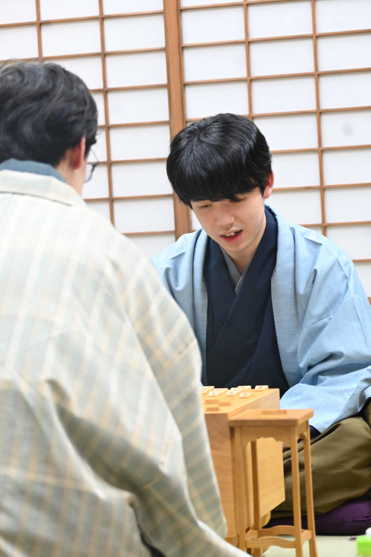 竜王戦7番勝負第3局の終局後、感想戦を行う藤井聡太竜王（撮影・松浦隆司）