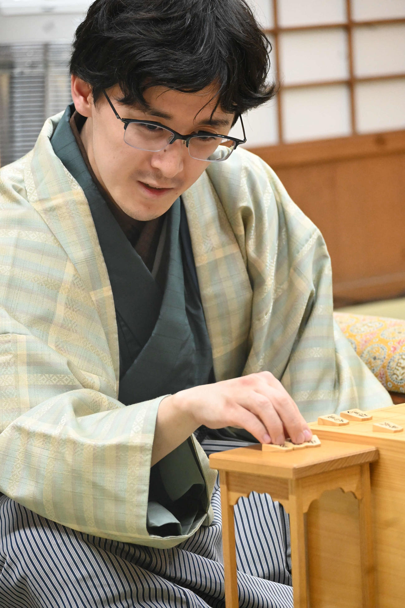 竜王戦7番勝負第3局の終局後、感想戦を行う伊藤匠七段（撮影・松浦隆司）