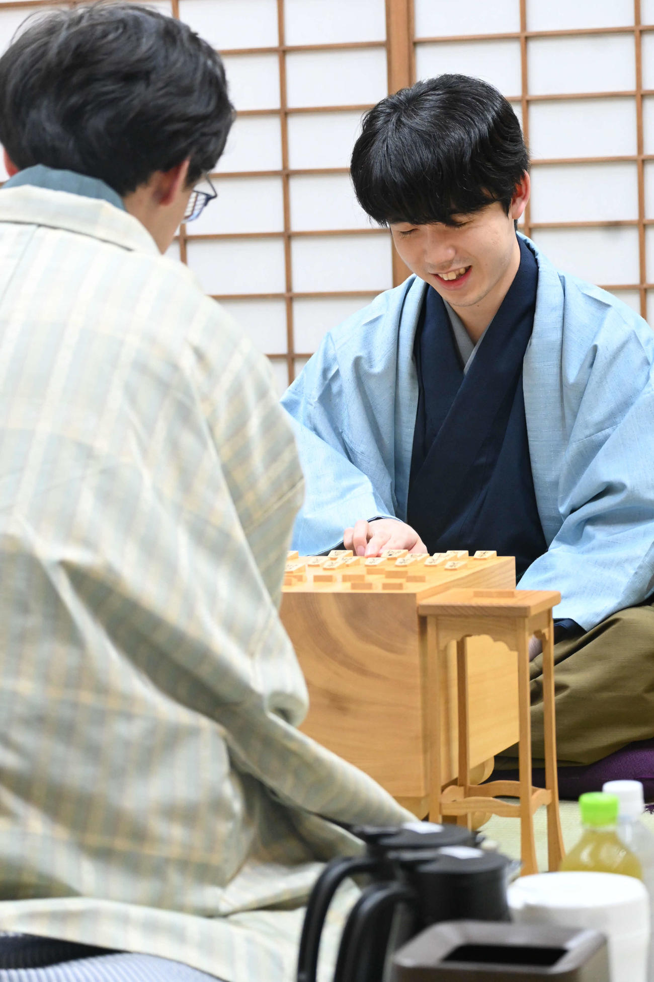 竜王戦7番勝負第3局の終局後、感想戦を行う藤井聡太竜王（撮影・松浦隆司）