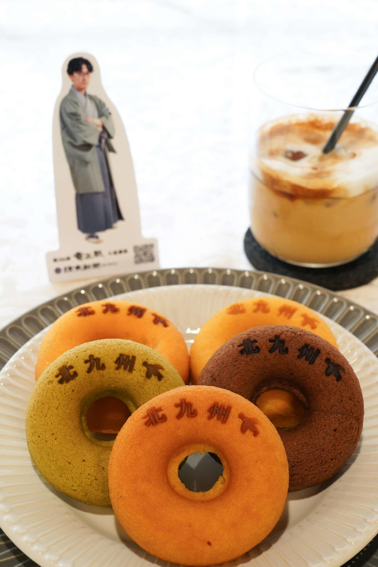伊藤匠七段が午前のおやつに注文した「気分で選べる焼きドーナツセット」「アイスラテ濃ゆめ」（日本将棋連盟提供）