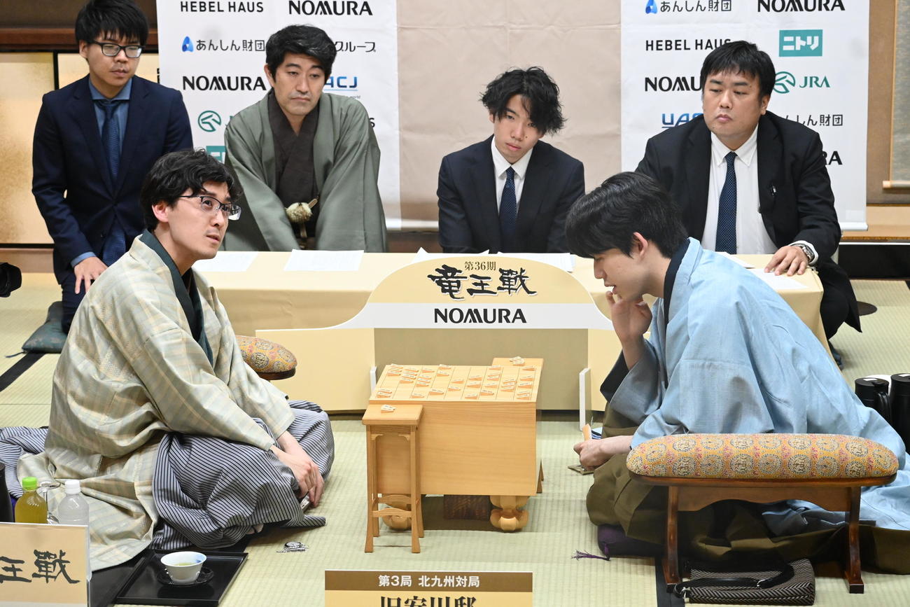 竜王戦7番勝負第3局の終局後、感想戦を行う藤井聡太竜王（右）伊藤匠七段（撮影・松浦隆司）