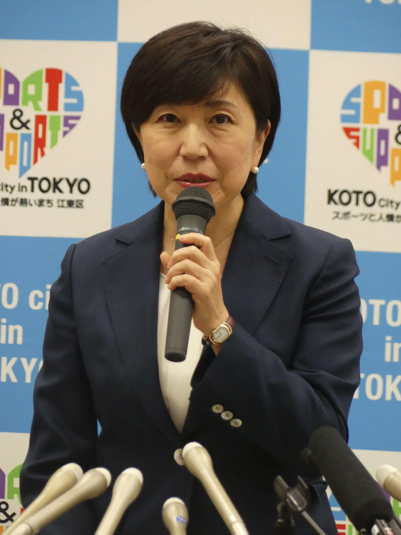 記者会見で辞任を表明する東京都江東区の木村弥生区長（撮影・中山知子）