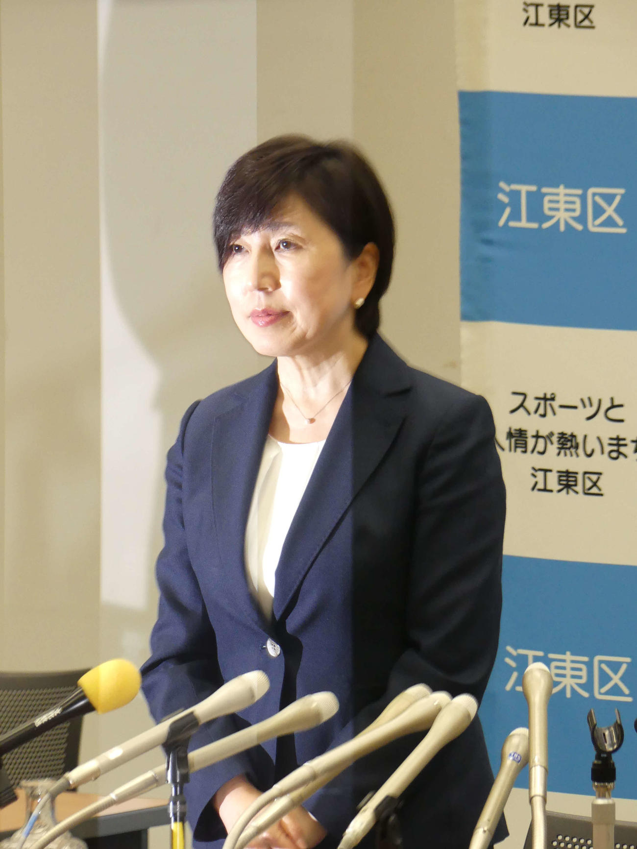 記者会見を終え、カメラのフラッシュを浴びる東京都江東区の木村弥生区長（撮影・中山知子）
